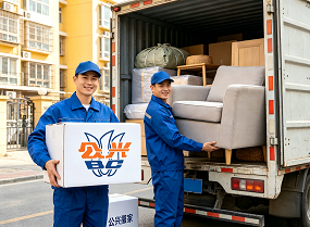 日式搬家师傅将白色布艺沙发装箱搬运上车