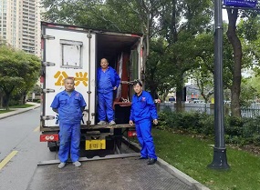 公兴搬家货车在小区门口装载家具准备长途运输
